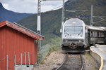 AURLAND (Provinz Sogn og Fjordane), 09.09.2016, Lok 18 2255 bei der Einfahrt in den Bahnhof Myrdal (Kommune Aurland); diese Lok wird in einigen Minuten den Zug 1857 der Flåmsbana auf der fast 900