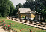 08. August 1996, Norwegisches Eisenbahnmuseum Hamar. Original aufgebautes Bahnhofsgebäude von 1854:   Kløften stasion 