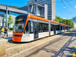 Bergen Bybanen Zug 210 mit der Linie 2 nach Fyllingsdalen in der Endstation Kaigaten (Bergen sentrum), 16.06.2023.