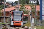 BERGEN (Provinz Hordaland), 10.09.2016, Wagen 218 als Linie 1 der bybanen (Stadtbahn) nach Byparken nach Ausfahrt aus der Haltestelle Fantoft