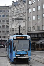 OSLO (Provinz Oslo), 06.09.2016, Wagen 134 als Linie 13 nach Lilleaker bei der Einfahrt in die Haltestelle Nationalteatret