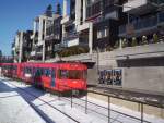 Ein Zug der T-Bahn Oslo durchfhrt die Haltestelle Holmenkollen.