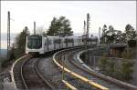 Ein paar Masten stehen noch - 

Eine der eigenwilligsten  U-Bahnstrecken  der Welt stellt die Holmenkollen-Bahn in Oslo dar. Seit dem Umbau von Oberleitung- auf Stromschienenbetrieb (2009) fahren auf der ehemaligen Vorortbahn, oder Bergbahn richtige U-Bahnzüge. Es gibt weiter Bahnübergänge und der Standard der Haltestellen ist recht einfach. Bei vielen Stationen reicht die Bahnsteiglänge nicht für einen gesamten dreiteiligen U-Bahnzug; die hinteren Türen müssen geschlossen bleiben. Der kurvenreiche Strecke bietet zahlreiche schöne Ausblick auf Oslo, den Fjord und die bewaldeten Berge im Nordwesten. 

Übrigens werden von der Innenstadt Oslos bis zur Endstation 478 Höhenmeter überwunden. Die Station Stortinget liegt 9 Meter unter dem Meerspiegel, während die Endstation Frognersetern auf 469 Meter Höhe liegt.

Einfahrt eines Zuges der Baureiche MX-3000 in die Haltestelle 'Besserud'. 

30.12.2013 (M)

