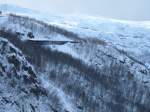 Hinter dem Tunnel in nrdlicher Richtung fhrt die Strecke bis Narvik immer am Hang entlang bis auf Meereshhe, teils in Schneegallerien.