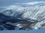 Vom Bahnhof hat man in nrdlicher Richtung einen herrlichen Panoramablick, man sieht auch den letzten Zipfel des Narvik-Fjordes. Die Schneehhe betrug am Bahnhof ber 1 Meter, nur der Bahnhofsbereich war gerumt, aber da lagen auch schon wieder gut 20 cm Neuschnee. Aufgenommen am 19.03.2006