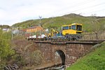 Jernbanenverket Robel am 01.06.2015 auf der kleinen Brücke neben dem Friedhof von Narvik, weil Säcke vom Flachwagen entladen wurden.