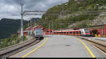 Vy El 18 2254 und 2249 erreichen mit einem Zug der Flåmbahn aus Flåm am 24. August 2019 den Endbahnhof Myrdal an der Bergenbahn. Auf Gleis 2 wartet BM 75 572, der später als Lokaltog nach Bergen fahren wird.