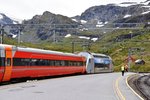 AURLAND (Provinz Sogn og Fjordane), 09.09.2016, Zug 609 nach Bergen beim Halt im Bahnhof Myrdal (Kommune Aurland) an der Bergenbahn vor imposanter Kulisse; auch dieser Bahnhof liegt fast 900 m über dem Meeresspiegel und von hier führt die Flåmsbana hinunter zum Aurlandfjord