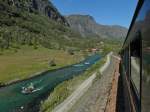 Kurz nach der Bedarfshaltestelle Blomheller hat Zug Nr. 1856 seit dem Start im 2 m ü.d.M. liegenden Flåm 12 km zurückgelegt und befindet sich auf der Fahrt zum Zielbahnhof Myrdal inzwischen auf 450 m ü.d.M. (21.08.2015).