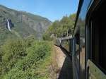 Auf einer Streckenlänge von 20 km überwindet die Flåmsbahn zwischen den Endbahnhöfen Flåm und Myrdal einen Höhenunterschied von 864 m. Am 20.08.2015 schiebt El 18 2255 (im Bild) den von El 18 2241 gezogenen Zug mit der Nr. 1856 von Flåm nach Myrdal. Aufnahme entstand wenige Minuten vor der einzigen Ausweichstelle in Berekvam, bei der sich der berg- und talwärtsfahrende Zug begegnen.