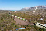 Der Arctic-Rail-Express 41934 hat am Abend des 26.06.2022 sein Ziel Narvik fast erreicht. Er hat soeben den letzten schwedischen Bahnhof Vassijaure passiert und wird in wenigen Minuten wieder die Grenze nach Norwegen erreichen.