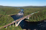 Die schönste Fotostelle entlang der Stambanan genom övre Norrland ist die Brücke über den Vindelälven südlich von Vindeln.