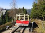 Oberweissbacher Berg- und Schwarzatalbahn DB Personenwagen als RB 29837 nach Obstfelderschmiede, bei der Abfahrt talw�rts in Lichtenhain; 18.04.2010