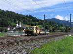 Eine kleine Draisine fahrt mit zwei kleine Gterwagons in die richtung Wrgl bei Brixen im Thale am 16-8-2010.