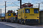 Das (frei zugängliche) Ladegleis am Bahnhof Hohenems (Vorarlberg) wird gerne als Abstellgleis für Bahndienstfahrzeuge benutzt. Am 01.02.2020 standen dort Turmwagen A.Rho-Fl 9981 9231 022-1 (vorne) und A.Rho-Fl 9981 9231 023-8 von Rhomberg Fahrleitungsbau 