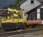 Einsatzpause hat am Wochenende X 627 511-9 alias 99 81 9120 516-5 im Bahnhof Reutte in Tirol. Jetzt aber schnell zu unserem Zug, der uns durch das Außerfern nach Garmisch-Partenkirchen bringen wird. 10.10.2015