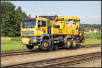 Ein Zweiwege LKW im Bahnhof St. Martin im Sulmtal Bergla . 
An diesem sonnigen 30.Juni 2022 ist er Unterwegs nach Wies Eibiswald. 