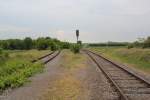 An der westlichen Ausfahrt des Bahnhofs Dobermannsdorf bietet sich in Blickrichtung Westen dieses Bild.