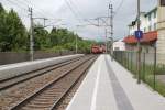 Bahnhof Puch bei Hallein, Mai 2014,
Im Hintergrund am Ende eines Güterzuges sieht man die 1020 018-6 mit eingefahrenen Stromabnehmern Richtung Salzburg Stadt fahren. 