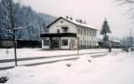 ÖBB Bahnhof Hopfgarten (Hopfgarten im Brixental) im Feber 1988. - Das Bahnhofsgebäude ist von der Strasse fotografiert worden.