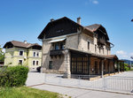 Blick auf das Bahnhofsgebäude von Faak am See, am 5.5.2016