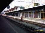 Dieses Bild zeigt den Bludenzer Hausbahnsteig, an dem hauptschlich nur Regionalzge halten. An ihm befindet sich eine Bckerei, das Empfangsgebude mit Empfangshalle eine Bipa-Filiale und natrlich befinden sich dort auch Aufenthaltsrume fr Bahnbedienstete.