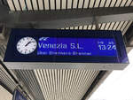 Zugzielanzeige des EC87 nach Venezia Santa Lucia. Aufgenommen am 18.05.2019 am Innsbrucker Hauptbahnhof.
