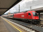 1216 024 wartet an einem trüben Morgen mit dem EC 288 auf die Ausfahrt nach München Hbf. Innsbruck Hbf am 14.07.2021
