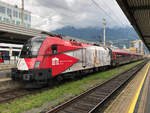 ÖBB 1116 200-7  Demokratie in Bewegung  mit dem samstäglichen Zusatz RailJet 1286/1287 (von Feldkirch nach München Hbf und retour) auf Gleis 3 beim Zwischenhalt in Innsbruck Hbf am 31.07.2021