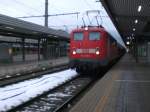 110 200 fhrt mit einem DB-Autozug aus Berlin Ost in den Zielbahnhof Innsbruck Hbf ein.