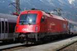 Der Mehrsystem-Taurus 1216 007 wartet am 05.04.09 im Bahnhof Innsbruck mit drei Reisezugwagen darauf, dass sein Autozug beladen wird.