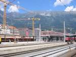 Hauptbahnhof Innsbruck am 16.07.2004. Die Anlage machte auf mich den Eindruck, erst vor kurzem grundlegend erneuert worden zu sein. Der in meinen Augen etwas unscheinbare Kasten im Hintergrund ist das Empfangsgebude.