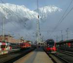 Innsbruck: 1116 und 1044 mit EC 164 Kaiserin Elisabeth nach Zrich, 4024 nach Brenner/Brennero und frisch verschneite Berge im Hintergrund.
