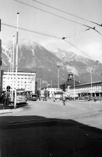 Blick auf den Innsbrucker Bahnhofsvorplatz im Sommer 1953, im Hintergrund ein Zug der Lokalbahn nach Bad Hall (Foto-Scan aus einem Fotoalbum meiner Eltern)