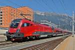 ÖBB 1116 213 an der Spitze der Doppelgarnitur RJ 160/RJ 560 auf dem Weg von Wien Westbhf nach Zürich HB bzw. Bregenz macht am 26.08.10 Station in Innsbruck Hbf. Dem zweiten Teil ist die 1116 226 vorgespannt. Im Hintergrund ist die Nordkette des Karwendel-Gebirges zu sehen.