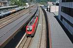 Nachschuss auf 1116 039, als sie am Mittag des 02.07.2018 ihren RailJet (Bregenz - Wien Flughafen) am Bahnsteig von Kufstein vorbei in Richtunf Deutschland schob.