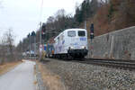 Mit einem Zug des kombinierten Ladungsverkehrs hat die 151 060 der Lokomotion gerade die Einfahrtsignale des Bahnhofs Kufstein aus Richtung Rosenheim passiert. Die Baureihe wird heuer 50 Jahre alt und ist noch immer auf deutschen und österreichischen Schienen unterwegs.
Kufstein, 23. Feb. 2023