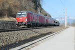 Ein Doppeltraktion von Vectron der ÖBB ist ein seltener Anblick. Auf dem Bild sind 1293 030 und 1293 056 mit einem langen Güterzug, beladen mit neuen Pkw, unterwegs. In wenigen Augenblicken werden sie das  Halt  zeigende Einfahrsignal des Bahnhof Kufstein erreicht haben. Weiterfahren können sie erst, wenn ein nordwärts fahrender Güterzug die Weichen frei gegeben hat.
Kufstein, 2. März 2023