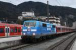 BR 111 017-0 wartet am 31.3.2011 mit der Werbung ``Bahnland Bayern`` in Kufstein vor dem Regionalexpress nach Mnchen.