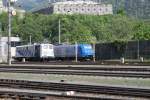 BR 185 513-9 von TX-Logistik steht am 1.5.2011 in Kufstein mit neuer Lackierung und macht Werbung fr Bombardier Traxx Care. Neben ihr steht 139 213-3 von Lokomotion.