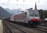 186 281 von Railpool und 185 664-0 von KombiVerkehr stehen am 2. September 2011 mit einem leerem Autotransportzug im Bahnhof Kufstein.