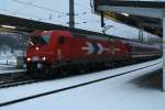 185 630-1 der HGK hlt am Samstagfrh gegen 8 Uhr mit dem Skisonderzug Hamburg-Bludenz, mit Zugteil nach Bischofshofen, im Bahnhof Kufstein.