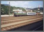 Glcksfall eines 11 Jhrigen Fotografen ;-) E40 128 ist soeben mit einer Rollenden Landstrae in den Bahnhof Kufstein eingefahren. Aufgenommen im Sommer 2001