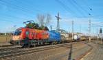 Die Feuerwehrlok 1116 250 ist am 28.11.2009  mit einem schwach ausgelasteten  Containerzug in Marchtrenk durchgefahren.