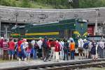  Wenn die Loken locken  Viele Besucher gab es beim Nostalgiefest in Mürzzuschlag am 8.06.2014. Hier mit der Slovenischen Gastlokomotive 664-103 auf der Drehscheibe.