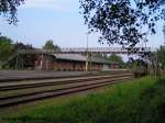  Bahnsteg (Fugngerbrcke) ber die (verlassenen) Gleisanlagen KBS151 u. 171 (hat auch schon bessere Zeiten bzgl. Bahnverkehr erlebt) in Ried (2005-07-16)
