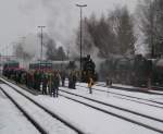 Generationen von Bahnfahrzeugen u. Fotografen treffen sich ein beim  IGE Winterdampf im Hausruck-Gebirge  Bhf. RIED 20060611