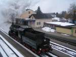 657 2770 verlsst nach getaner Vorspannarbeit (IGE Winterdampf Hausruck-Gebirge) den Bhf. RIED Richtung Attnang (060311