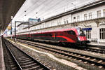 Der railjet 596  Gasteinertal  (Wien Hbf - Salzburg Hbf - Klagenfurt Hbf) wartet in Salzburg Hbf auf die Abfahrt.