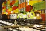 Werbetaurus 1116 033 Telekom Austria steht mit einem Containerzug im Salzburger Hauptbahnhof.
27.02.2008